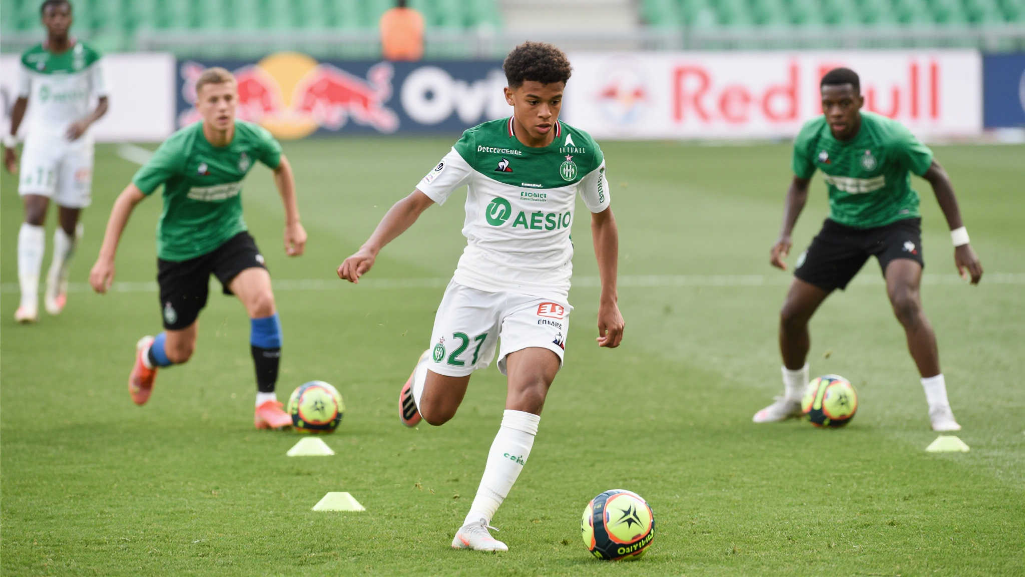 法媒:国米与莱比锡竞逐圣埃蒂安17岁中场新星埃马德 一、天赋初现:埃马德的惊艳表现
在法国足球的青训